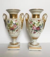 Вазы парные с изображением цветов