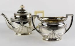 Чайник и ваза для десерта в классическом стиле