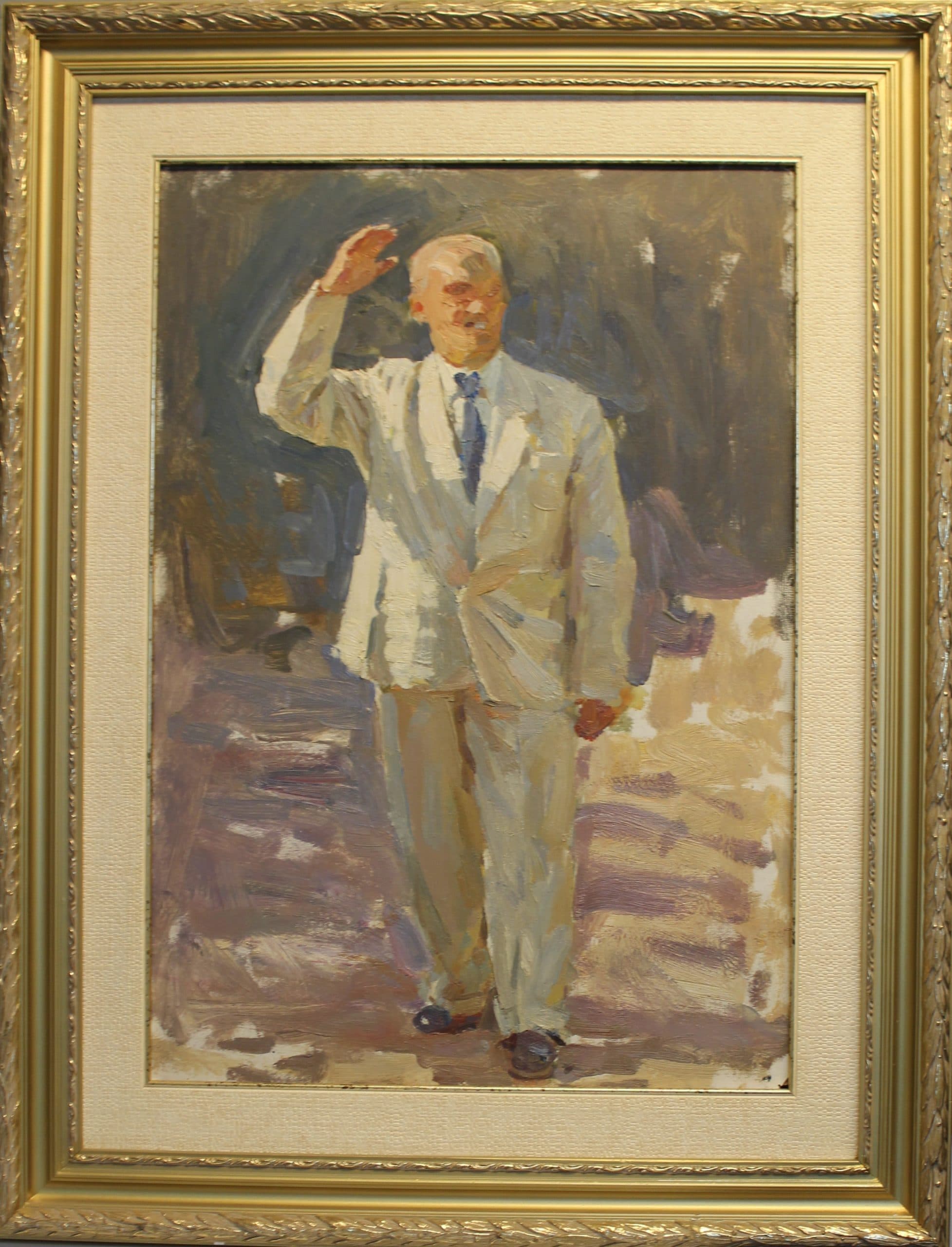 Мужчина в белом костюме