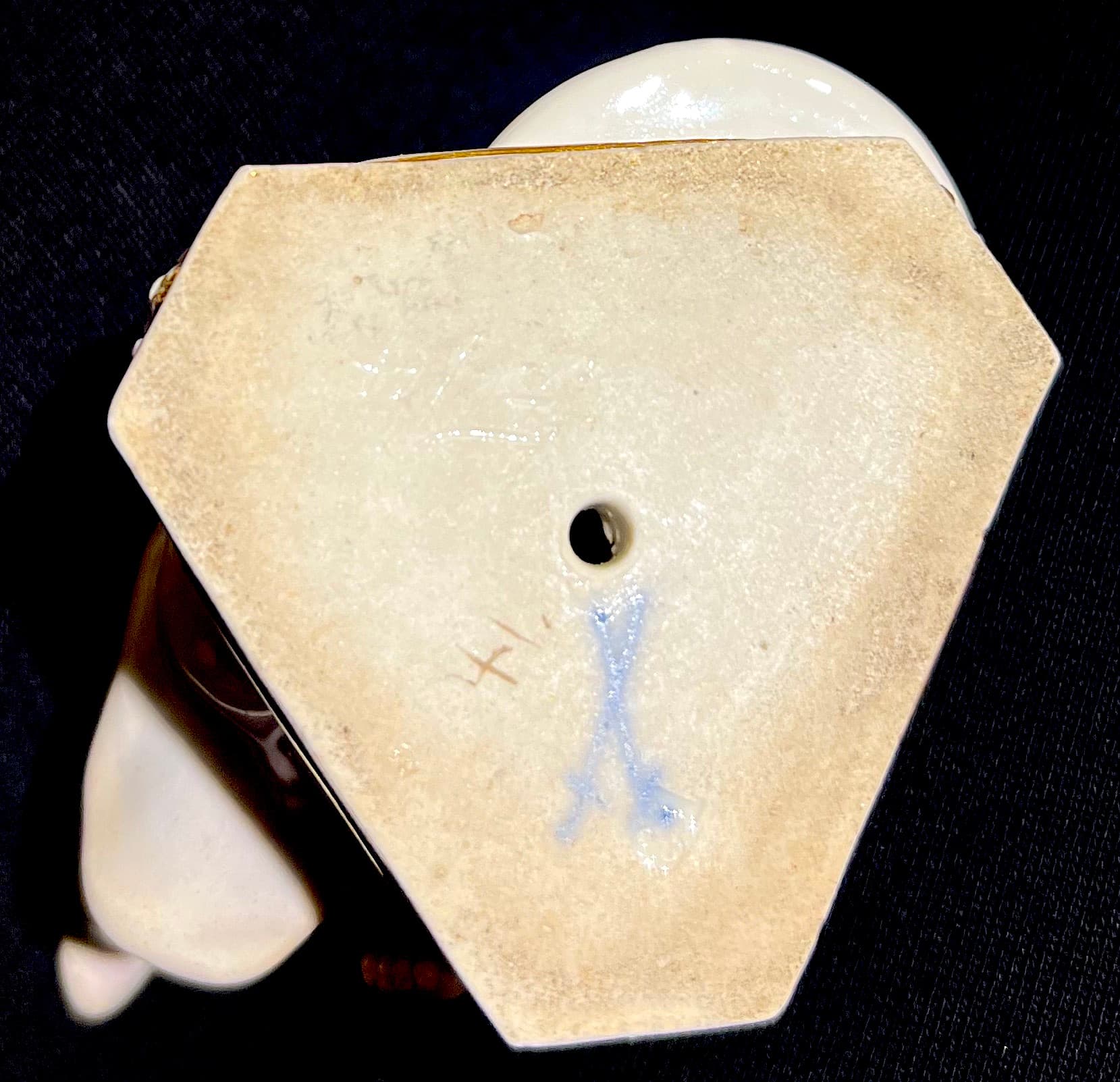 Мейсен. Фигурка амура «Я раню и исцеляю»