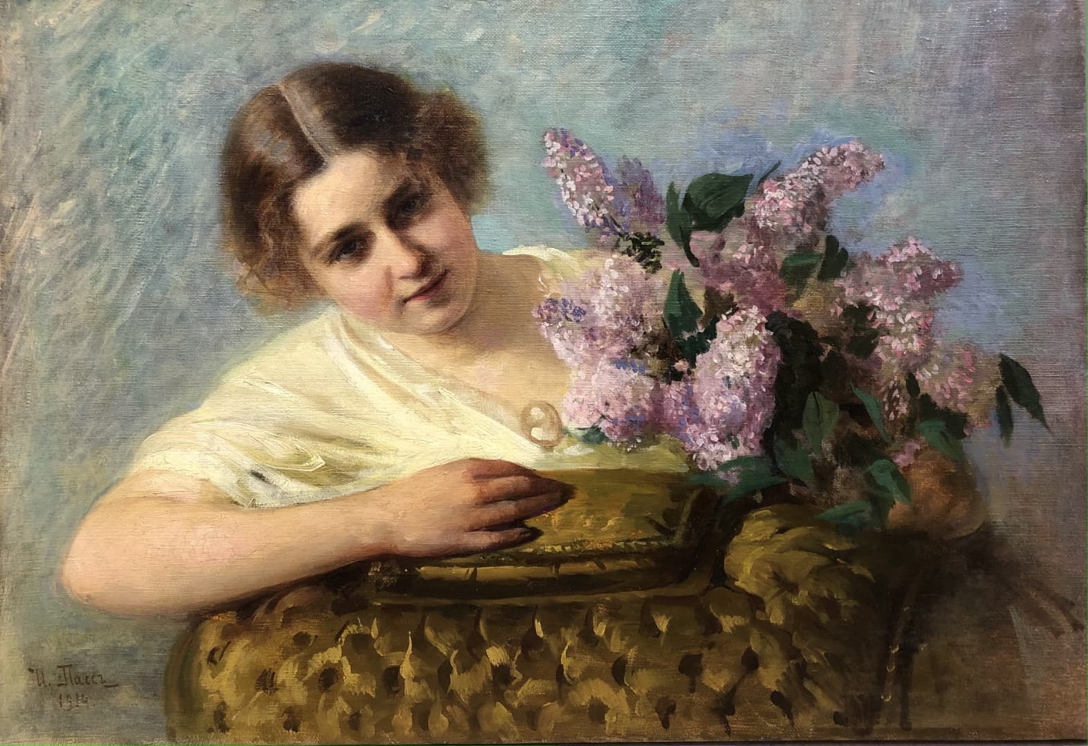 Девушка с букетом сирени