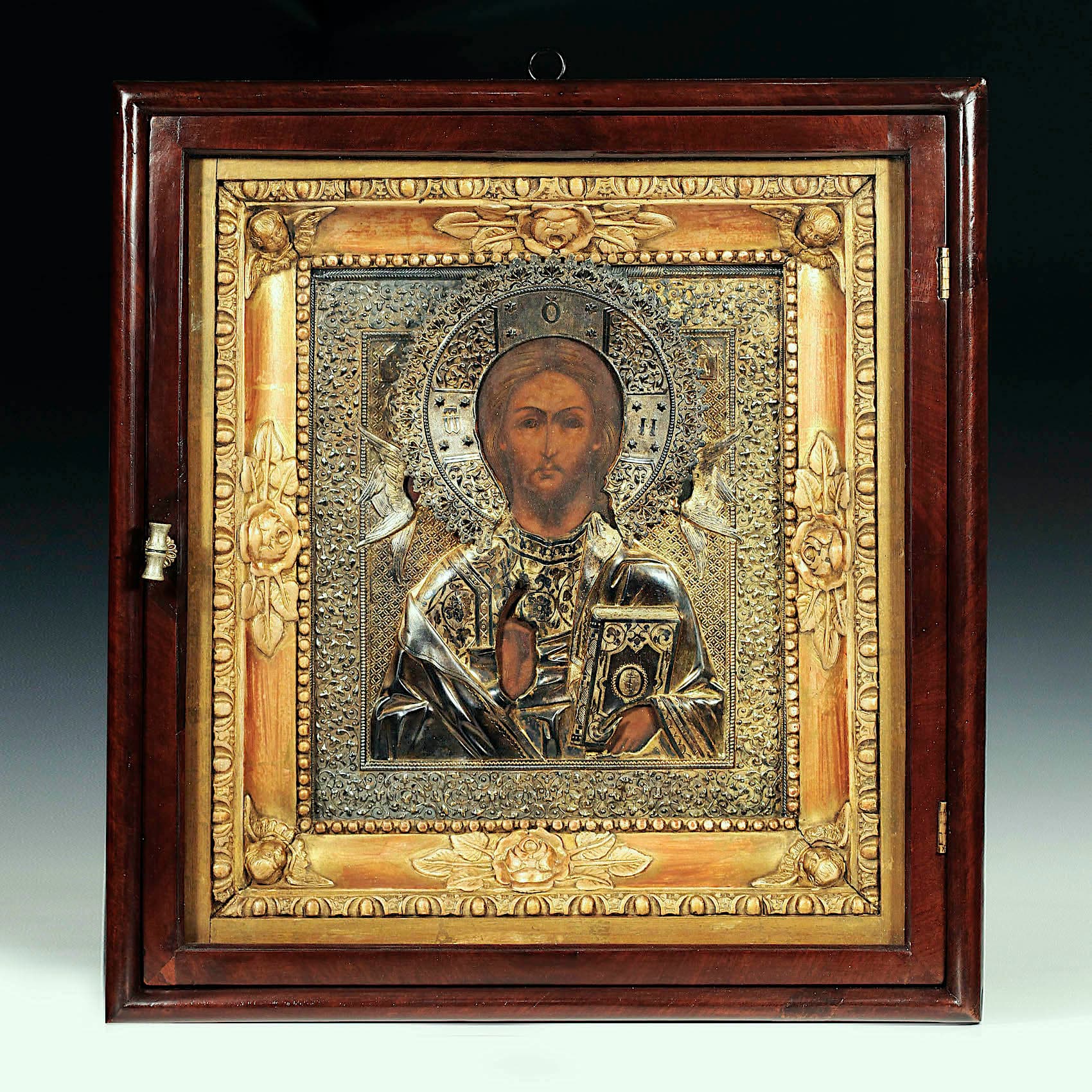 Икона Спас Вседержитель в серебряном окладе и киоте