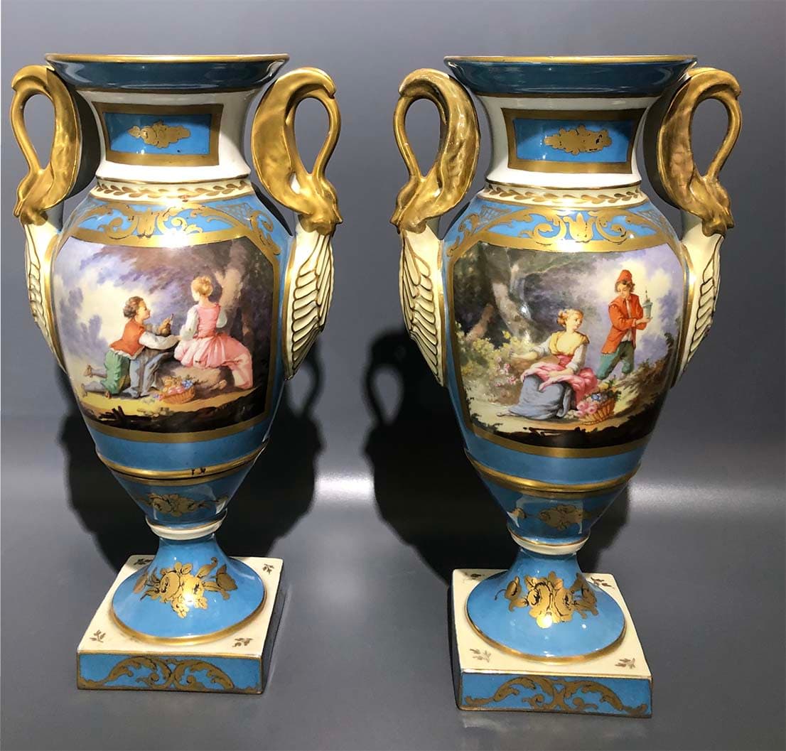 Вазы парные с изображением пасторальных сцен