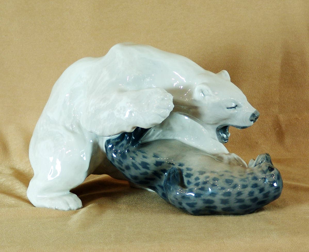 Фарфоровая статуэтка “схватка медведя с котиком”