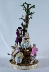 Статуэтка "Веселая компания кавалеров и дам под деревом"