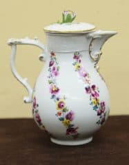 кувшин с флоральным рисунком