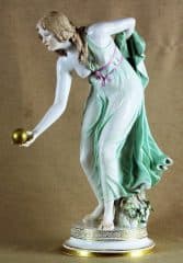 Статуэтка фарфоровая "Девушка с мячом"