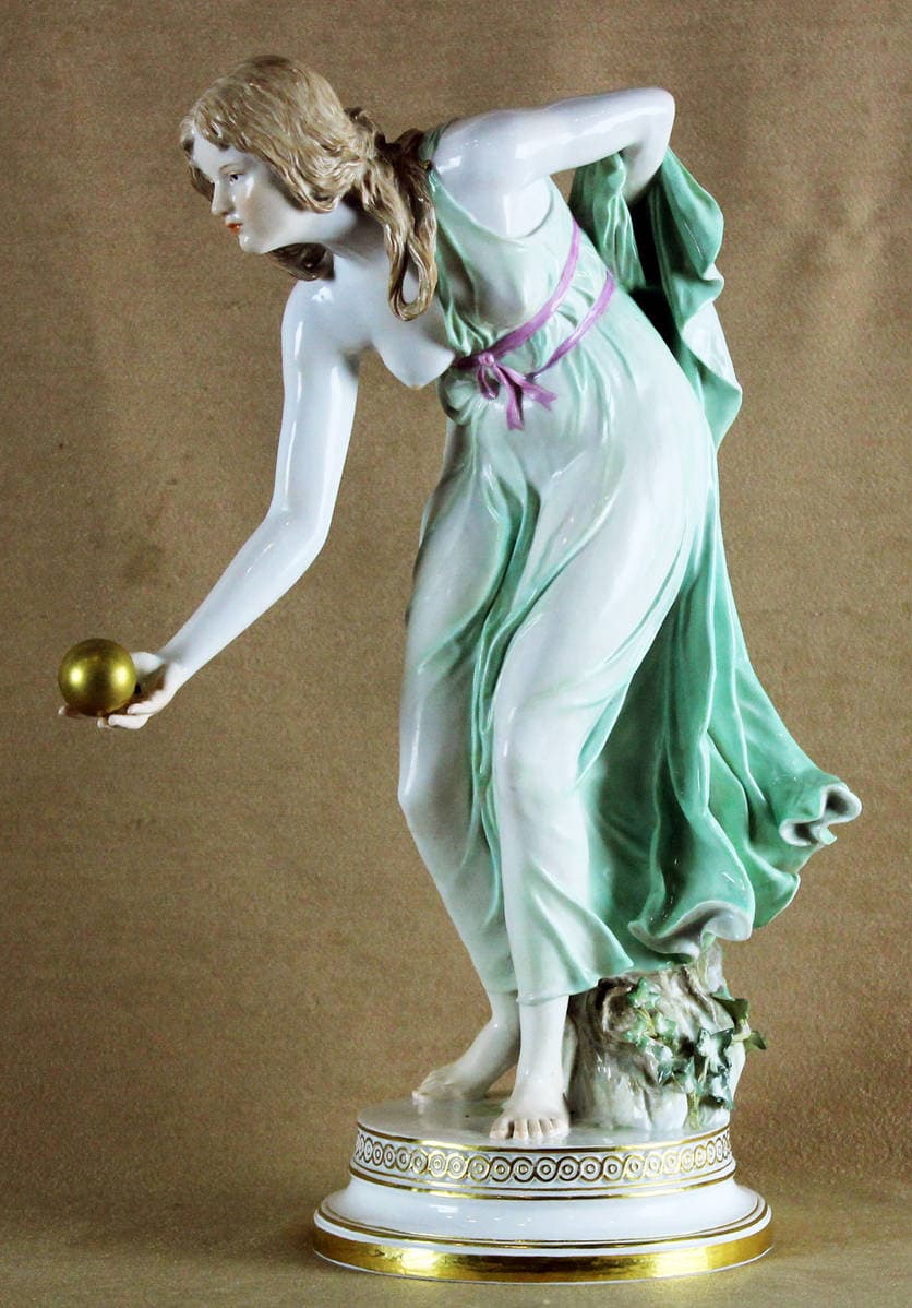 Статуэтка фарфоровая “Девушка с мячом”