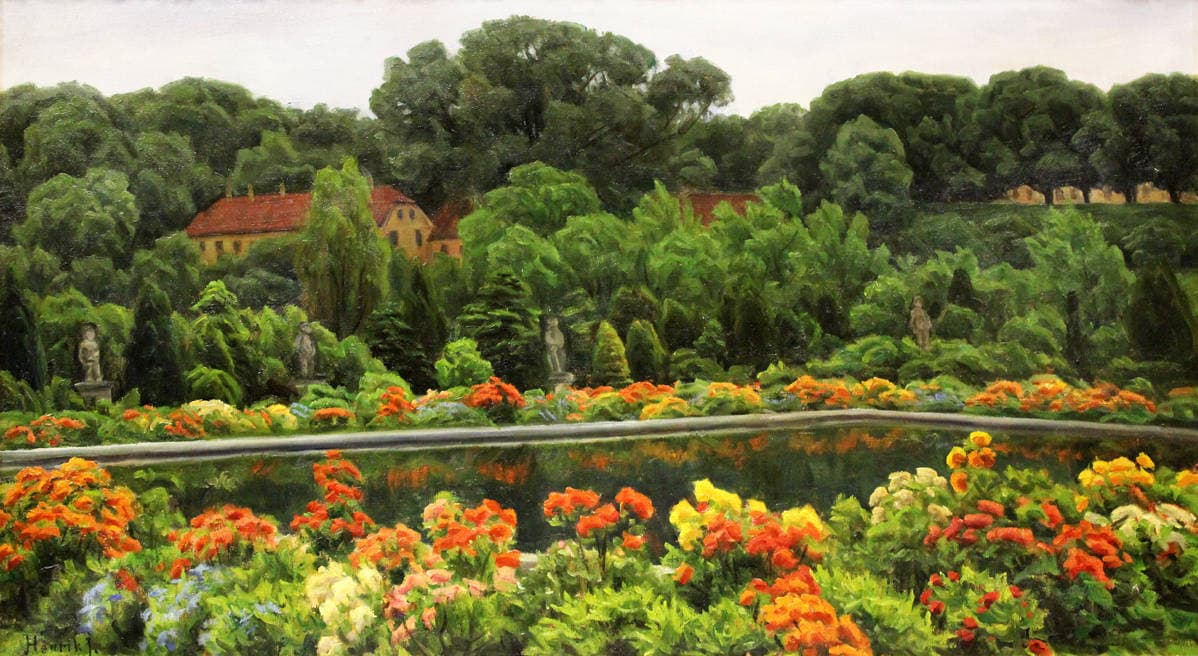 Пруд в цветущем саду