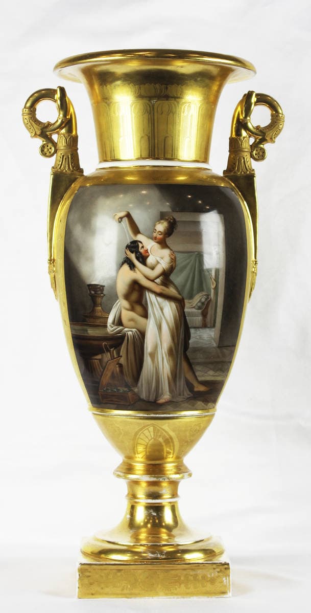 Ваза в стиле ампир с изображением жанровых сцен