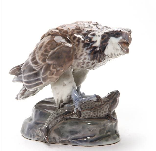 Фарфоровая статуэтка “Ястреб с добычей”