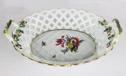 Ваза для фруктов в виде корзины с цветочным декором