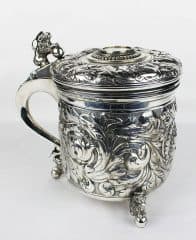 Пивная кружка с пышным растительным декором