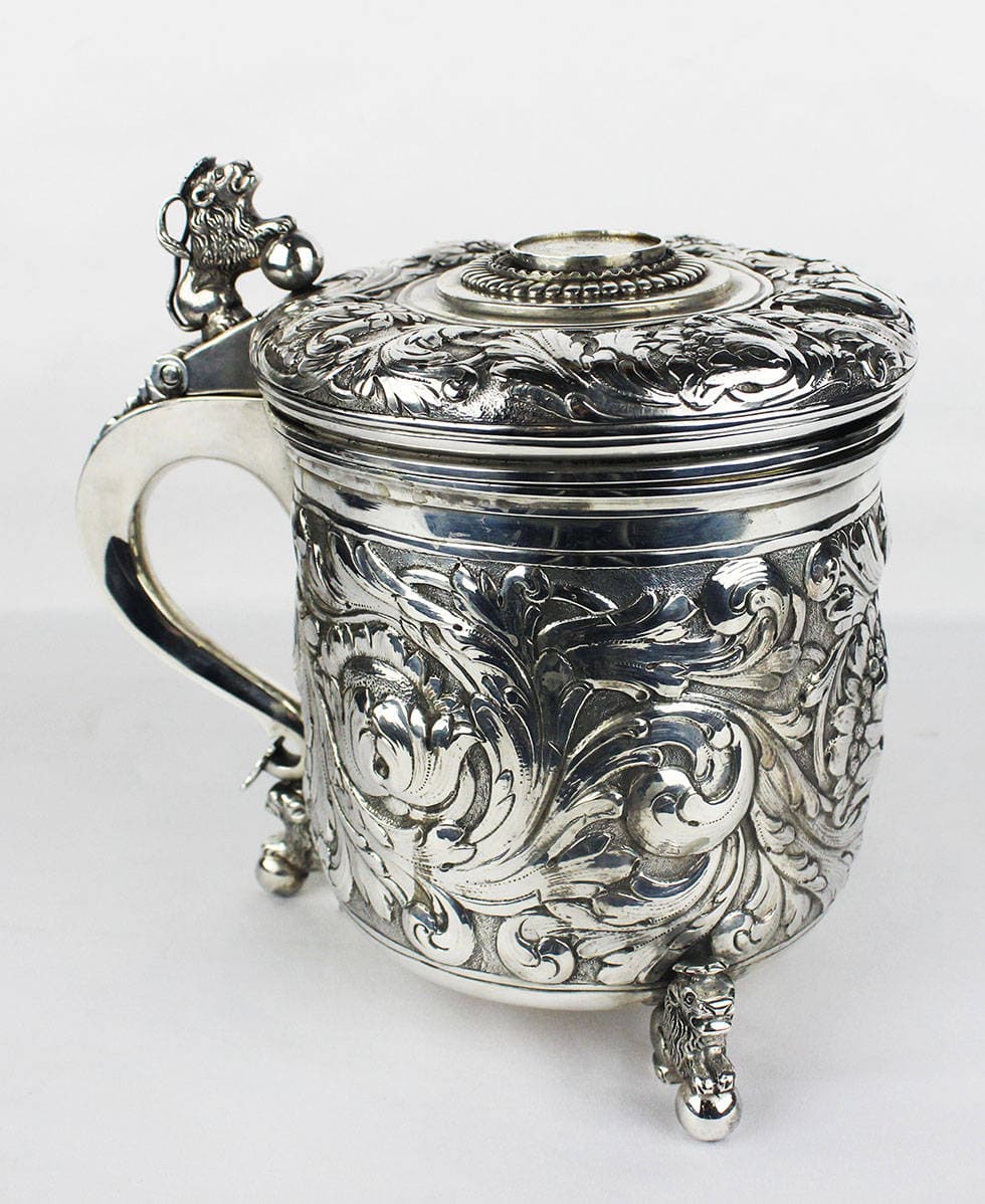 Пивная кружка с пышным растительным декором