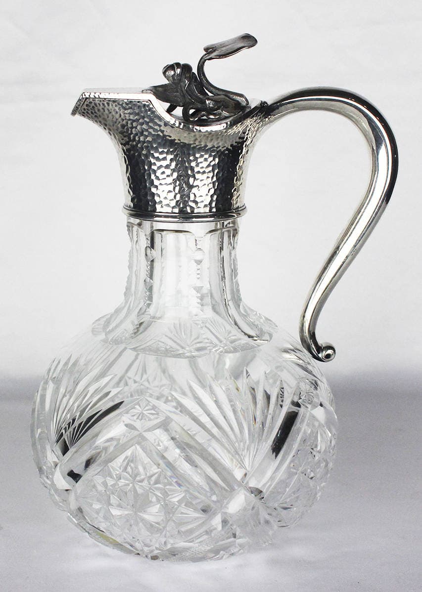 Старинный серебряный кувшин с декором в виде кувшинки
