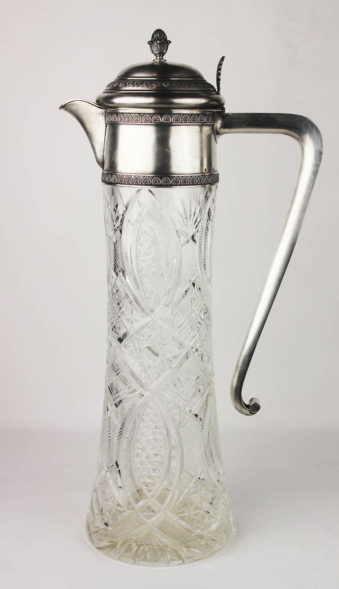 Серебряный кувшин с декором в виде пальметт