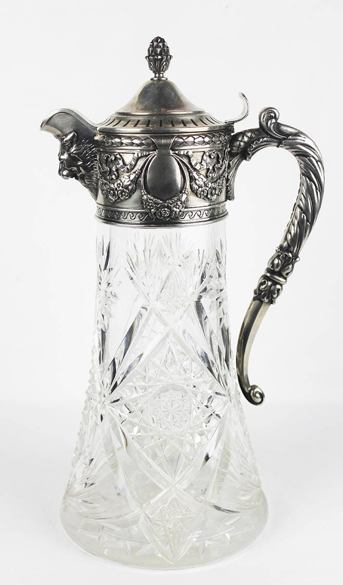 Кувшин, украшенный львиной маской и цветочными гирляндами