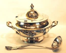 Посеребреная супница с половником в стиле модерн