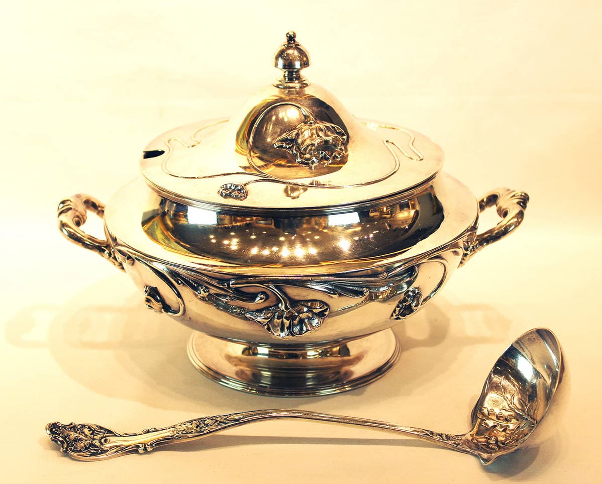 Посеребреная супница с половником в стиле модерн