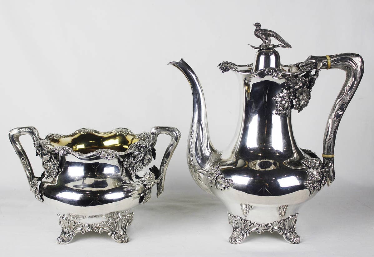 Кофейный набор с декором в виде дубовых листьев и ветвей