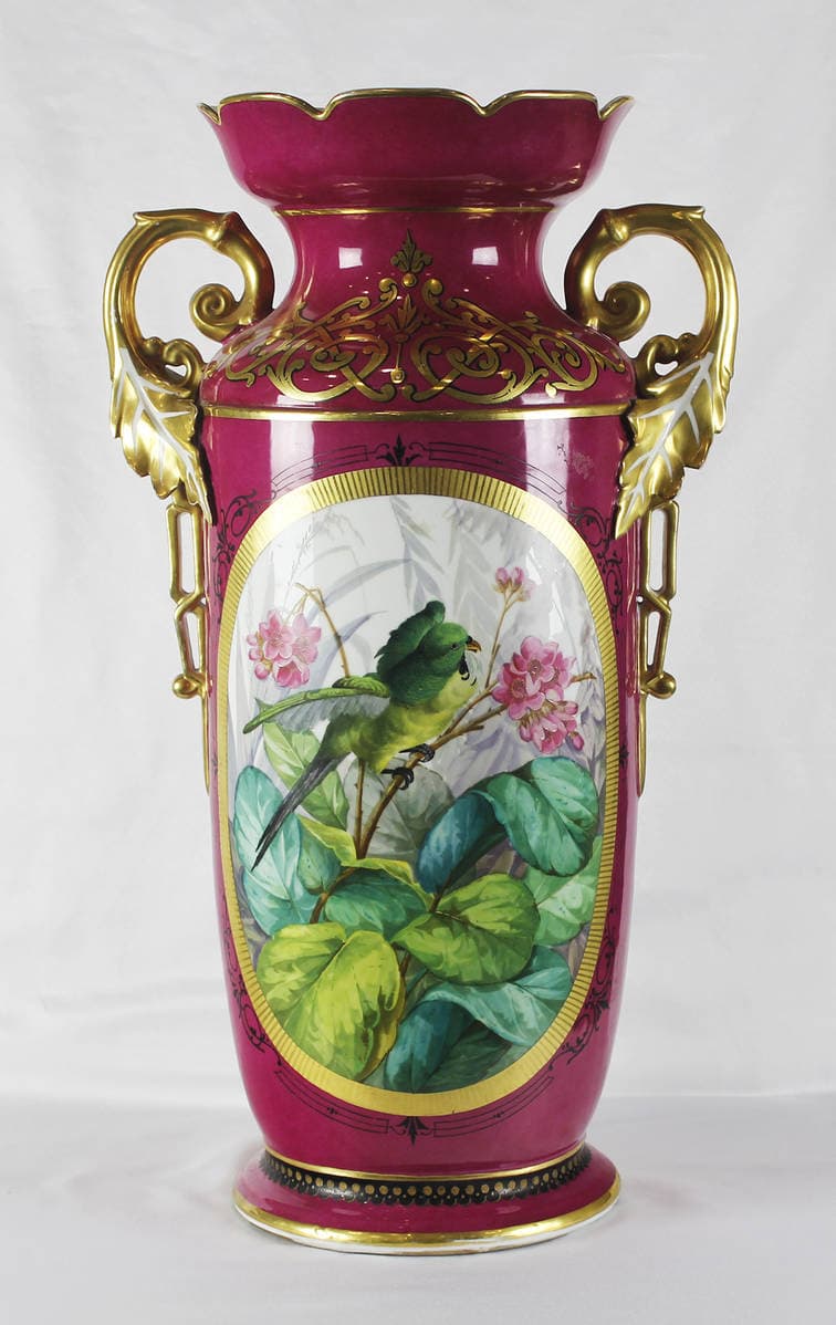 Большая антикварная ваза с цветочным орнаментом