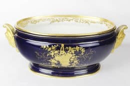 Старинная жардиньерка, украшенная росписью "blue de Roi"