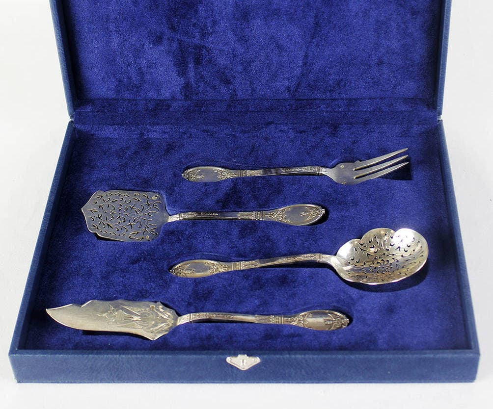 Старинный серебряный набор для десерта