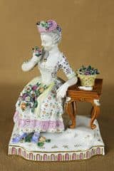 Фарфоровая статуэтка "Обоняние" (из серии "Пять чувств")