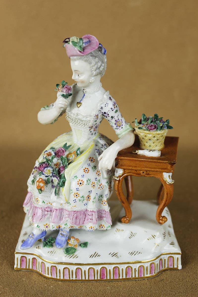 Фарфоровая статуэтка “Обоняние” (из серии “Пять чувств”)