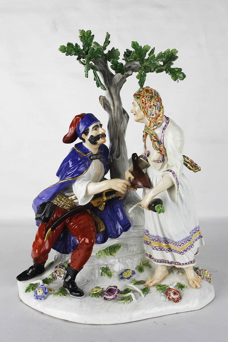 Фарфоровая статуэтка “Крестьянка и солдат”