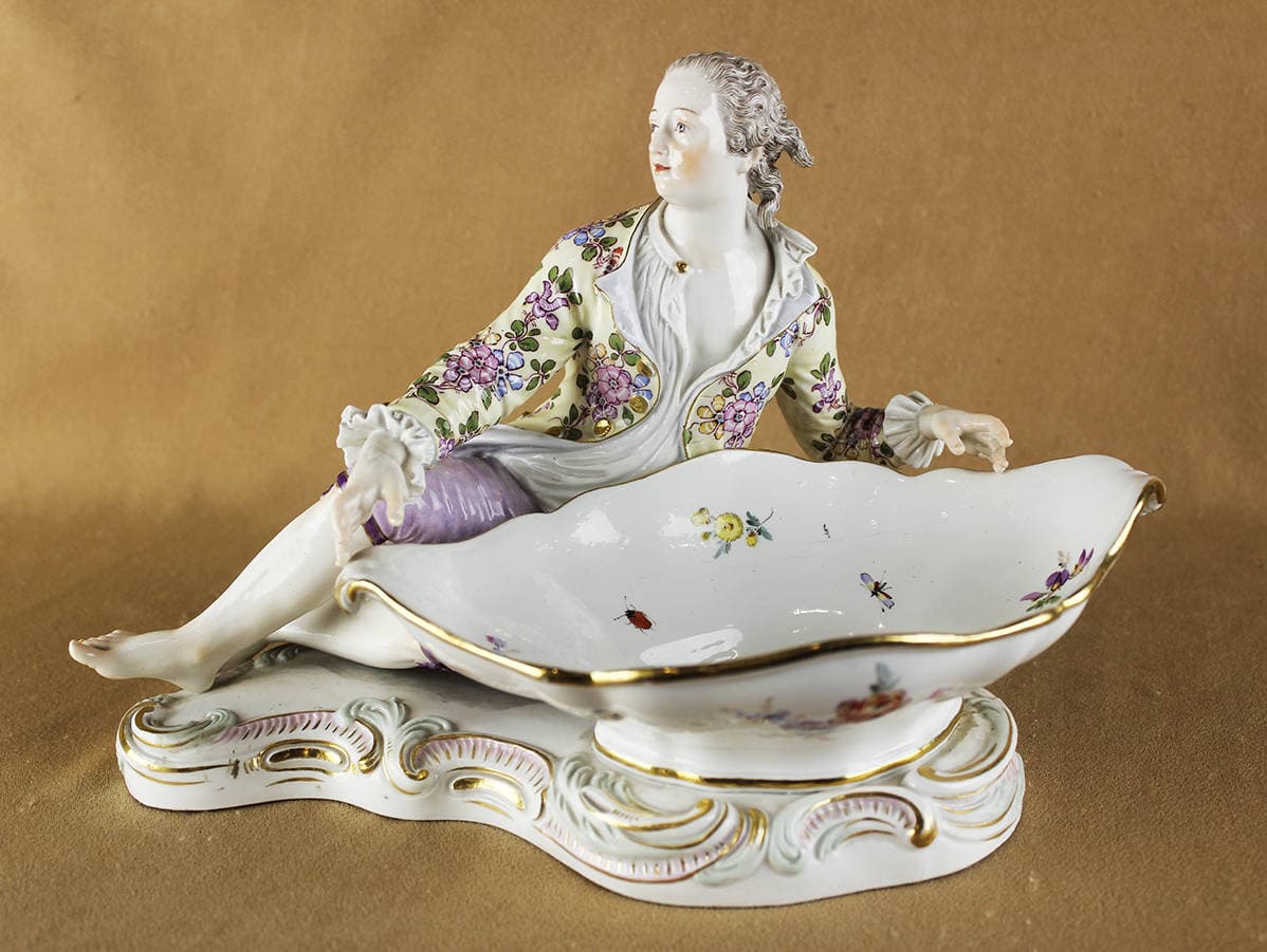 Фарфоровая статуэтка “Юноша с блюдом”