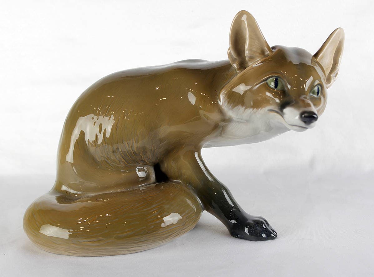 Фарфоровая статуэтка “Хитрая лиса”