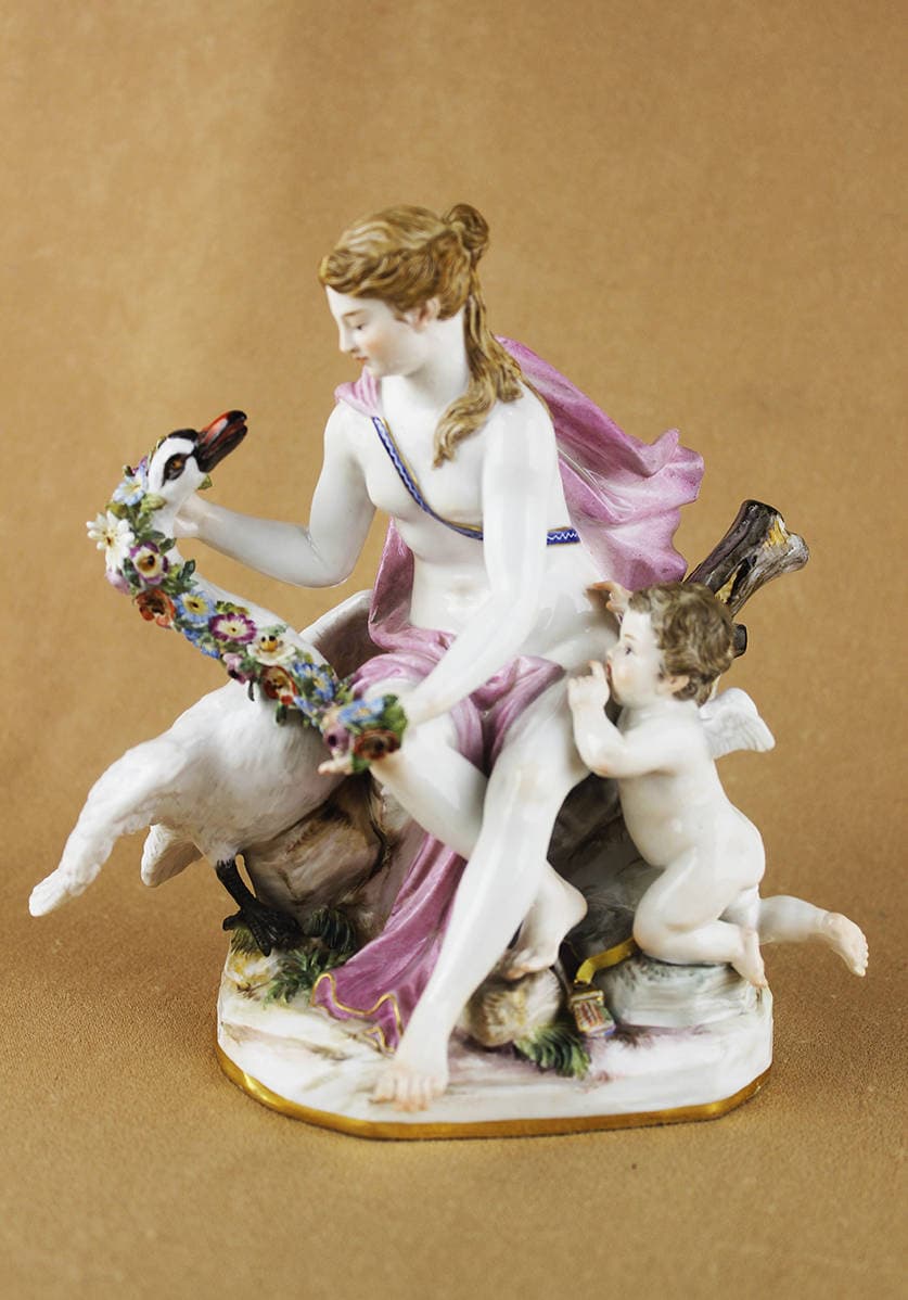 Фарфоровая статуэтка “Леда и лебедь”