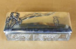 Хрустальная шкатулка в стиле модерн с изображением цветка ириса