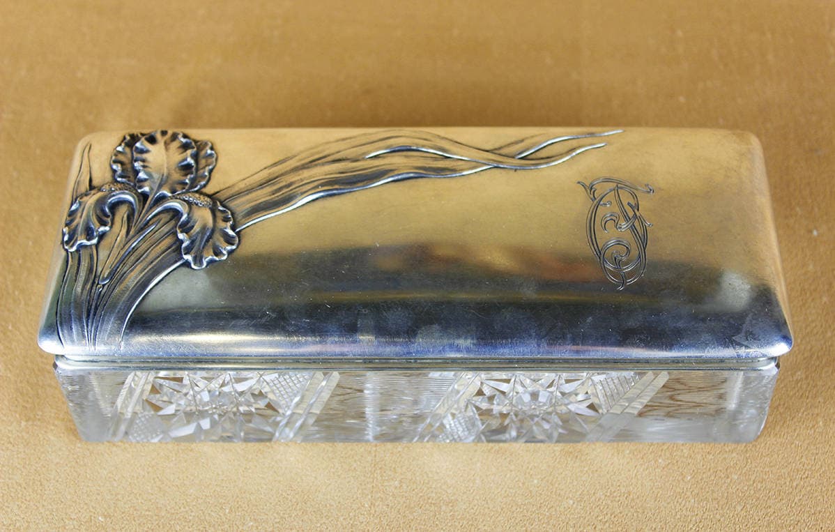 Хрустальная шкатулка в стиле модерн с изображением цветка ириса