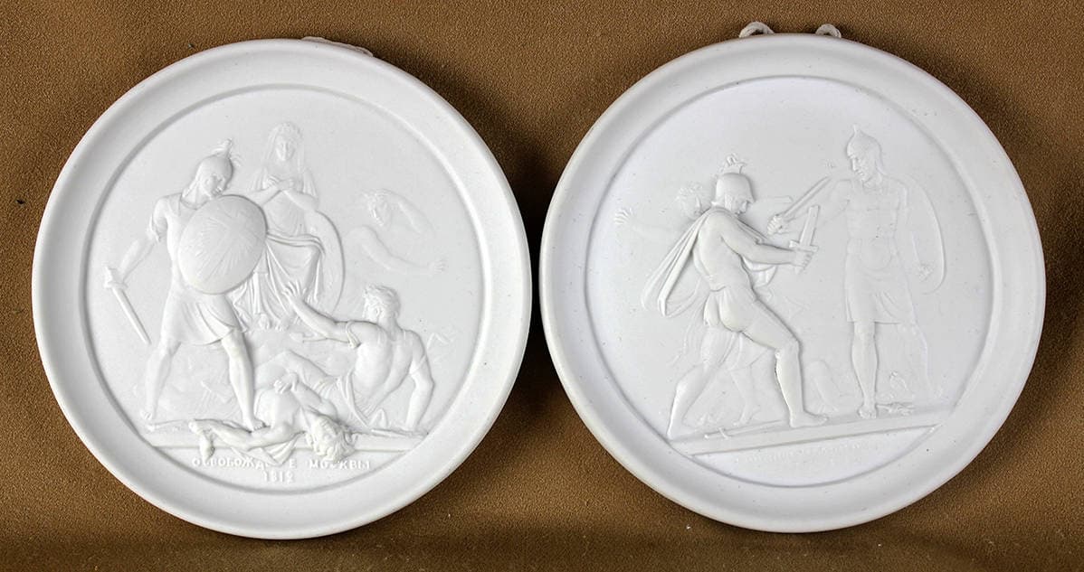 Парные панно с изображением исторических сцен войны