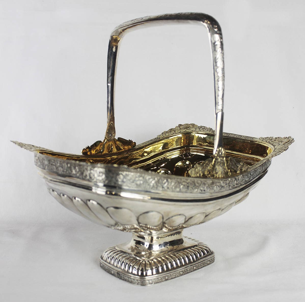 Антикварная серебряная конфетница