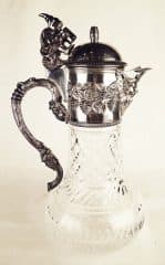 Серебряный кувшин для вина, украшенный фигуркой монаха, виноградной лозой и маской Бахуса