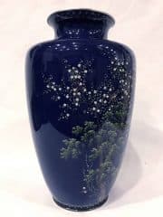 Японская ваза с изображением птиц в цветущем кустарнике в технике клуазоне