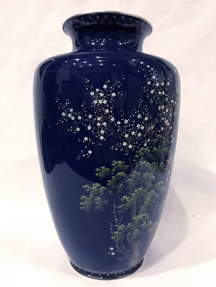 Японская ваза с изображением птиц в цветущем кустарнике в технике клуазоне