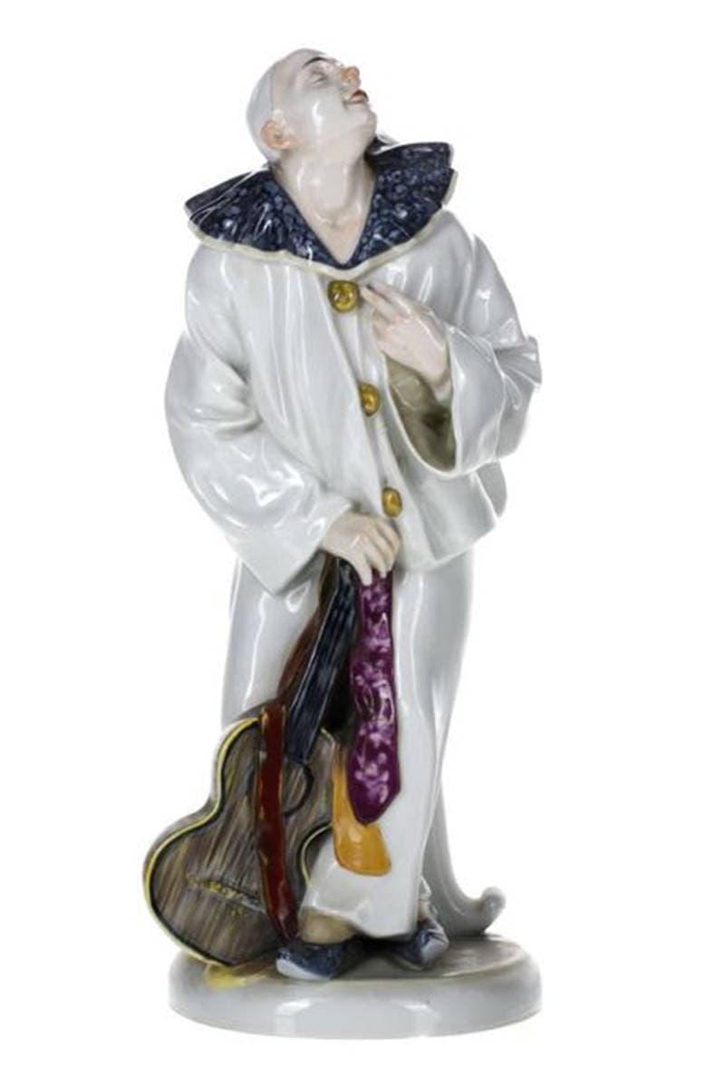 Фарфоровая статуэтка “Пьеро с гитарой”