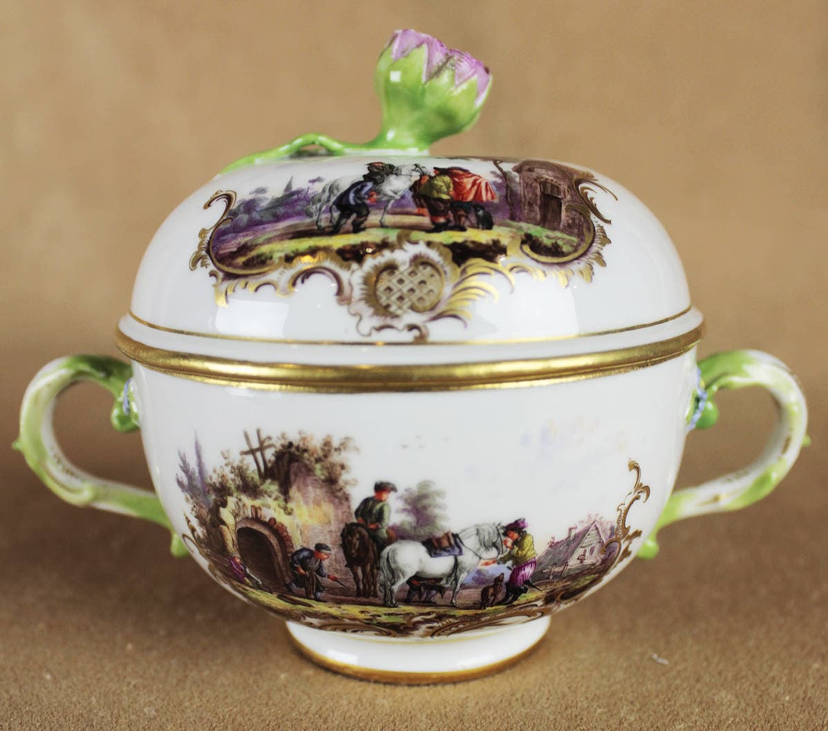 старинная шоколадница с жанровыми сценами