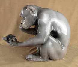 фарфоровая скульптура "Обезьяна и черепаха"