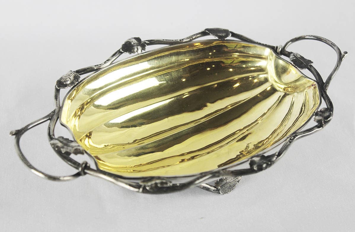 Серебряная конфетница в стиле модерн