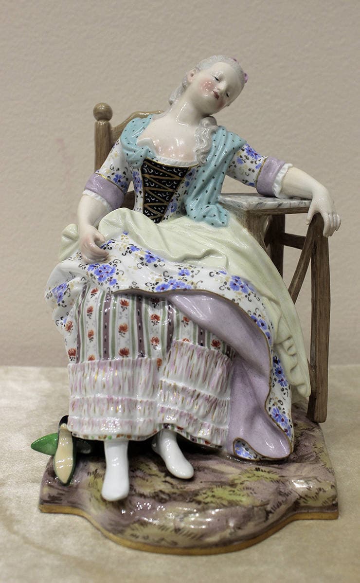 Фарфоровая статуэтка “девушка спящая в кресле”