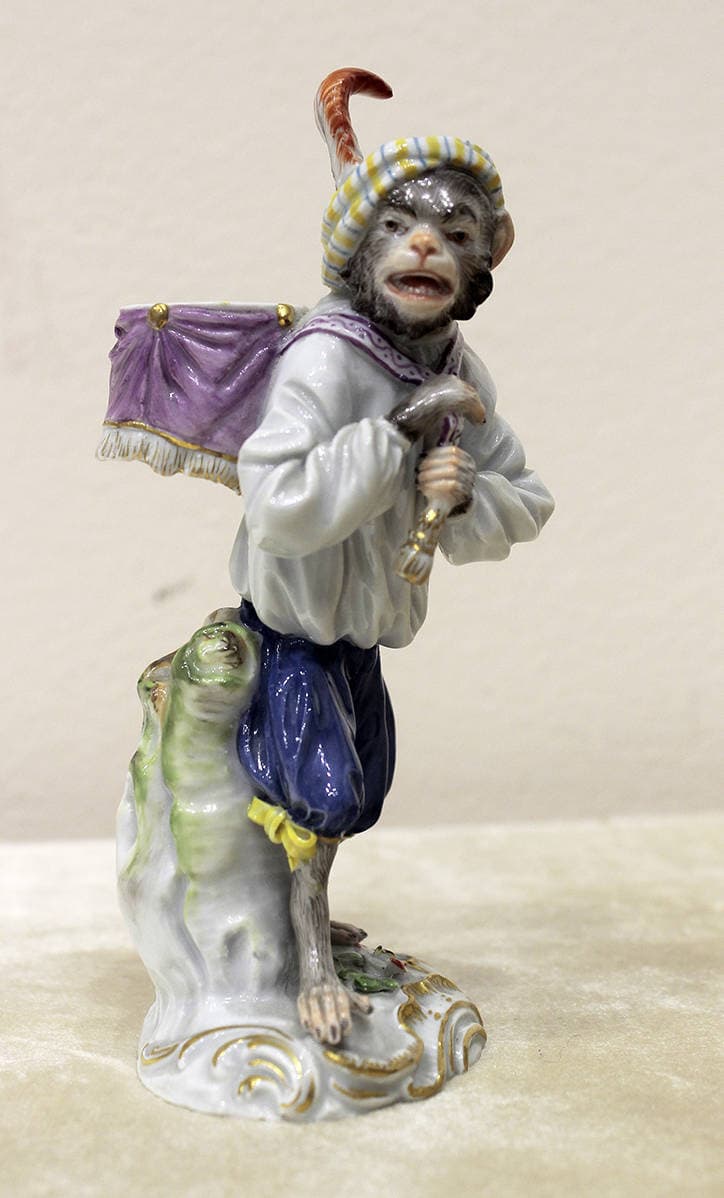 Фарфоровая статуэтка “Обезьяна-барабанщик” (из серии “Обезьяний оркестр”)