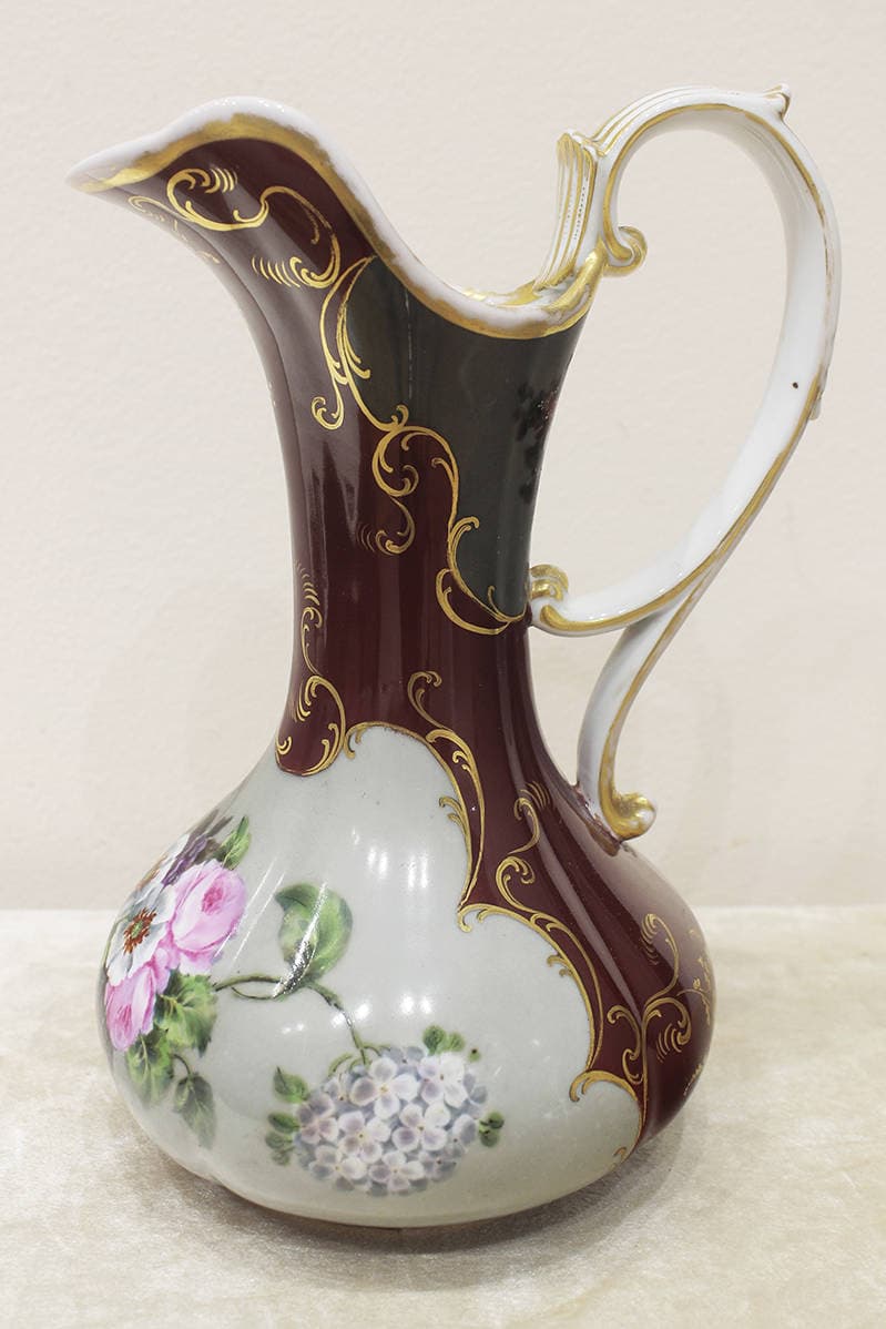 Фарфоровый кувшин с изображением птиц и цветов