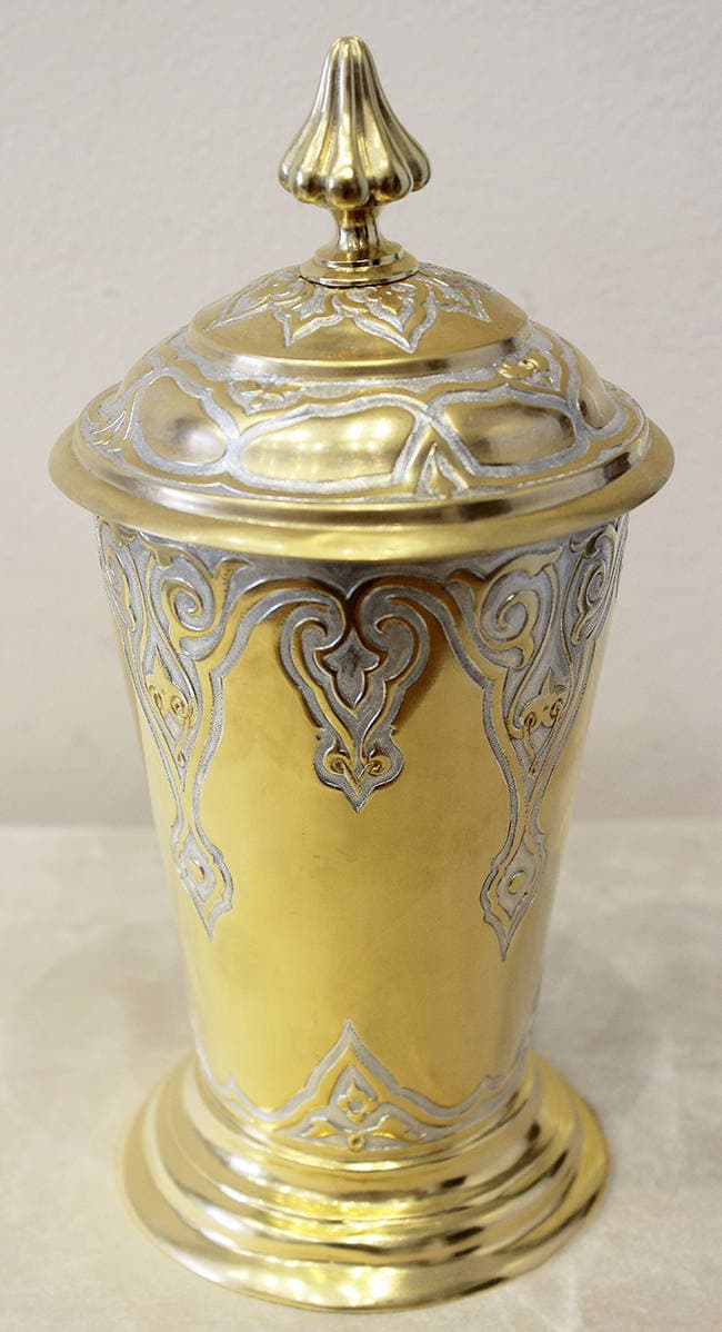 Старинный кубок с крышкой в русском стиле