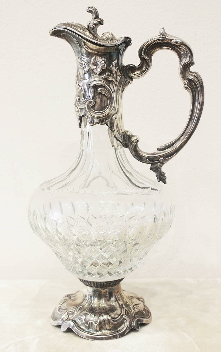 серебряный кувшин для вина с растительным декором