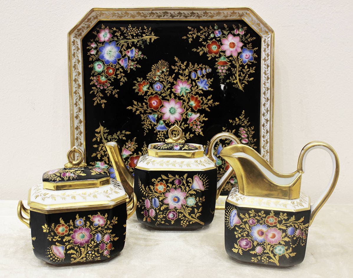 Фарфоровый сервиз из 4 предметов